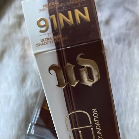 Urban Decay Stay Naked Weightless Foundation - Picture 3 of 3